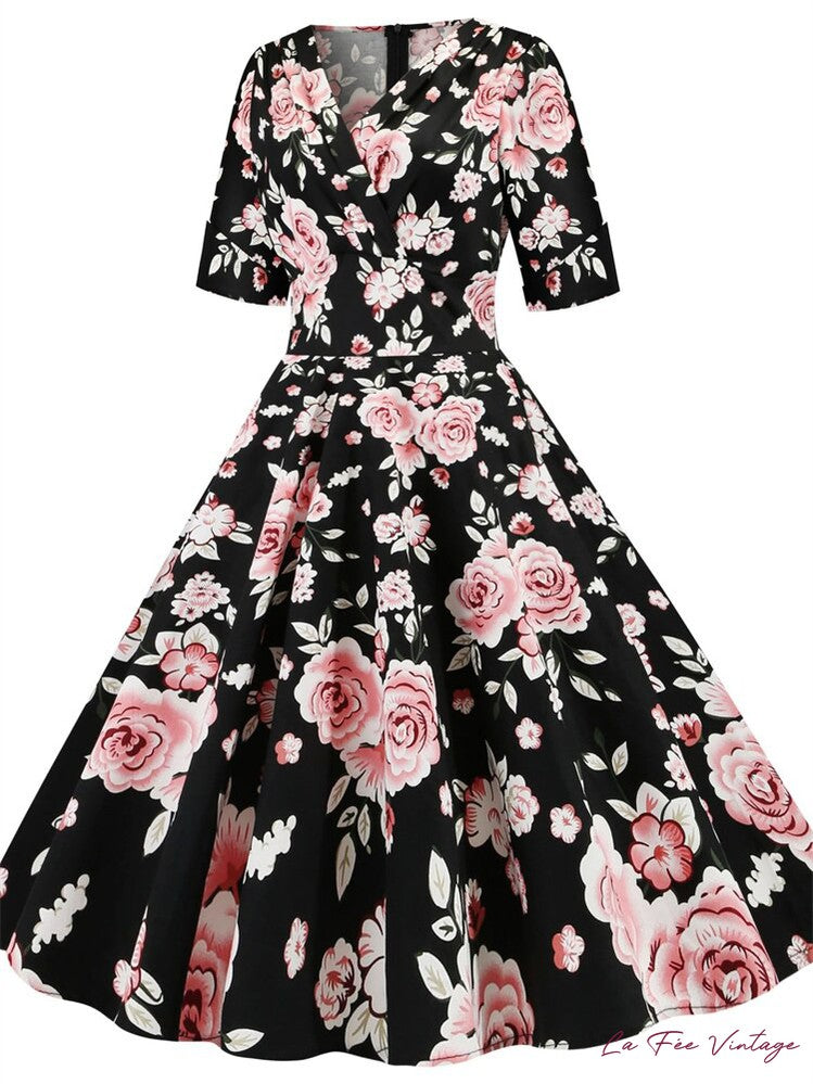 Robe d'été noire à fleurs pin-up vintage années 50