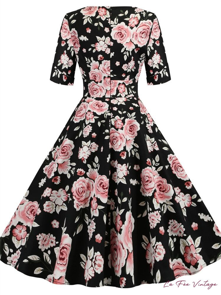Robe d'été noire à fleurs pin-up vintage années 50