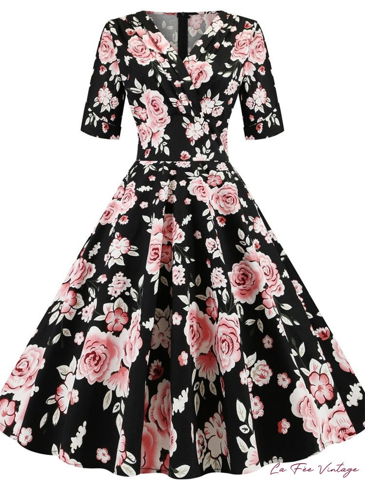 Robe d'été noire à fleurs pin-up vintage années 50